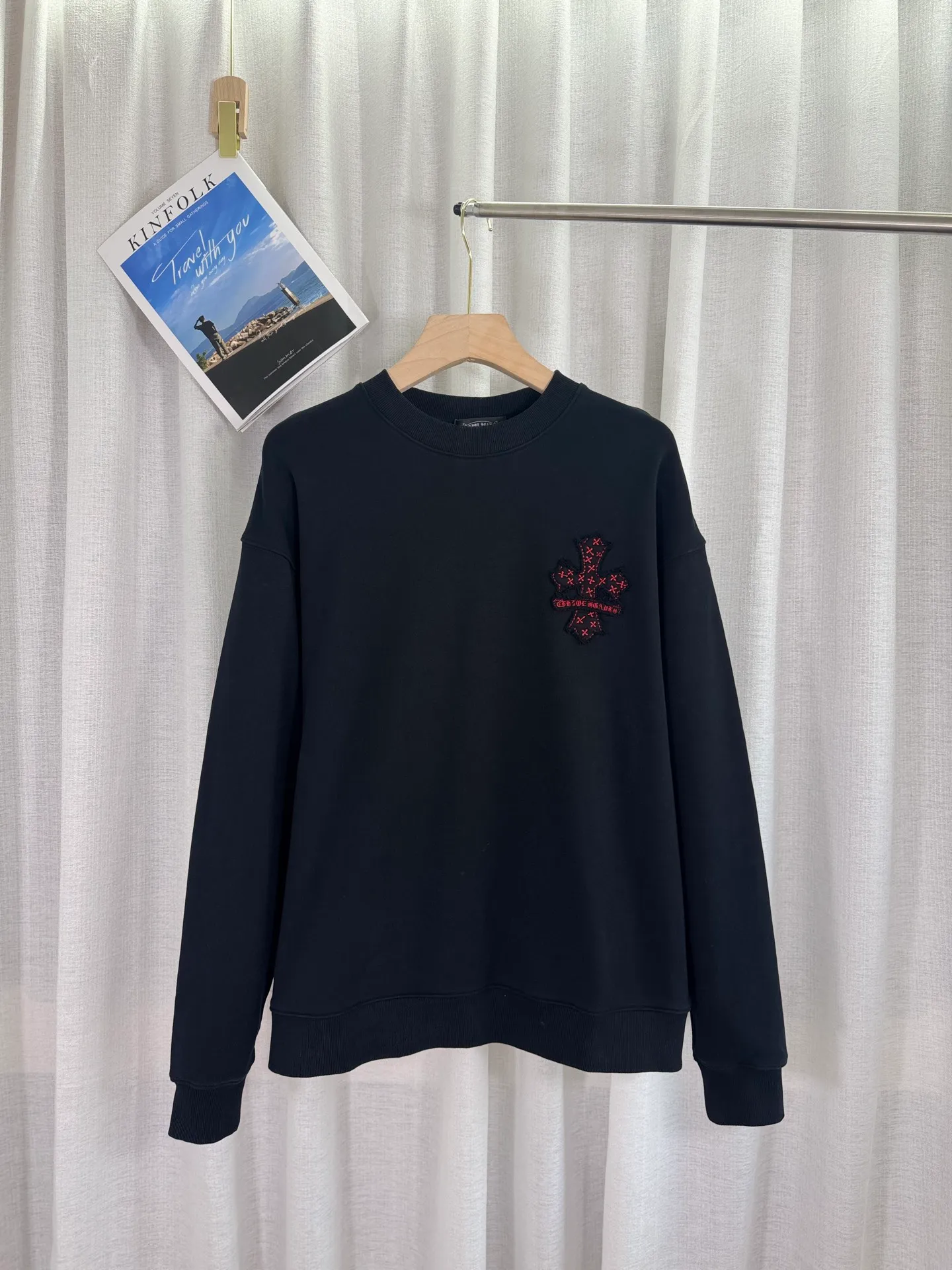P260 top version, real shot without P, ​​different from market currency) 𝗖𝗵𝗿𝗼𝗺𝗲 𝗛𝗲𝗮𝗿𝘁𝘀/Cro Heart 2025 washed patch embroidery autumn and winter new original single counter American laser burnt 3D three-dimensional color embroidered couple casual sweatshirt 👑The highest version! Customized fabric 420g tripe terry fabric! American acid-washed and distressed original fabric laser burnt ✟appliqué embroidery and exquisite embroidery of letters! The best-selling model in the counter, very comfortable to wear. Accessories: original molded and authenticated collar label➕100% silk wash label. Genuine purchase-grade original hangtag➕matching hanging rope➕3D hanging beads➕original packaging bag. Craftsmanship: The original version has consistent wiring! The highest version of the armhole matching technique! Color: White Black Size: S M L XL Style Number: 25-316